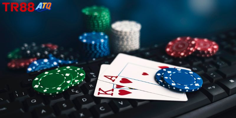 Bàn chơi Texas Hold'em với community cards được chia rõ ràng